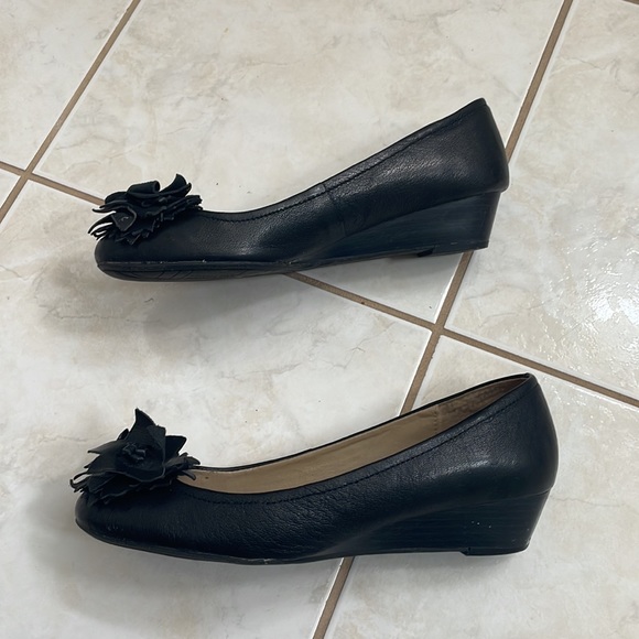 Kenneth Cole Reaction Black leather Demi Wedge with Floral appliqué brooch - Picture 3 of 11